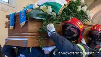 «Ciao Marco, per sempre vivrai nei nostri cuori» L'addio al vigile del fuoco - La Nuova Ferrara