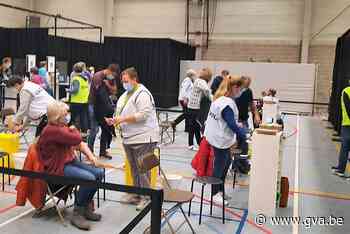 1500 zestigplussers krijgen boosterprik in sporthal Attenhoven (Stabroek) - Gazet van Antwerpen