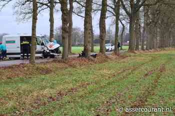 Bestelbus knalt tegen boom op Taarloseweg in Loon - Assercourant.nl