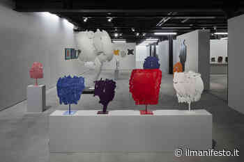 Consagra, un prato fiorito nello spazio brutale | il manifesto - Il Manifesto