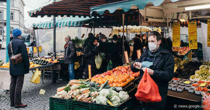 Omicron Is an Economic Threat, but Inflation Is Worse, Central Bankers Say - The New York Times