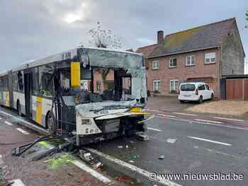 Buschauffeur De Lijn zwaargewond na botsing tegen vrachtwagen - Het Nieuwsblad