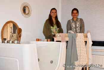 Liesa (28) en Louise (27) openen massagesalon… voor baby’s: “Huilbaby’s worden plots rustige kindjes”