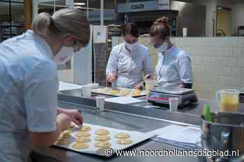 Dozen vol smakelijke macarons en kransjes voor Prakkie Over. Leerlingen Bakery Institute stellen honderd kerstpakketten samen - Noordhollands Dagblad