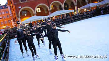 Modena, spettacolo sul ghiaccio alla pista di pattinaggio di Piazza Roma - ModenaToday