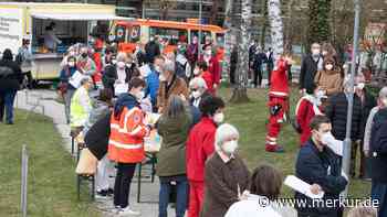 Booster-Impfung in Bayern/Starnberg: Riesen-Andrang sorgt für großen Frust - Arztpraxen am Limit - Merkur.de