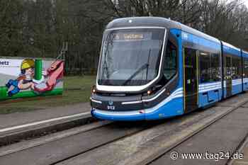 Beim Abbiegen Straßenbahn übersehen - Hyundai kracht in Chemnitz in Tram - TAG24
