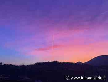 Una scia attraversa le nuvole all'alba, la foto è di Elena De Vincenti - Luino Notizie