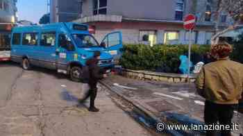 Il bus si muove da solo, ferita l’autista. Paura all'alba al capolinea di Monterosso - LA NAZIONE
