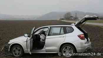 Vorfahrt wohl übersehen: BMW und VW krachen ineinander und schleudern auf Feld