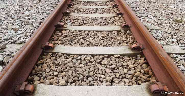 Mannheim:  25-Jähriger überquert Gleise und beleidigt Bahn-Mitarbeiter