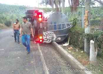 Vuelca camión tipo cisterna en la Totutla- Coatepec - Imagen de Veracruz