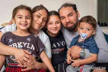 Raihana en zoontje na helse dagen verenigd met gezin in Duffel: “Blij, maar ook heel bang voor onze familie” - Het Nieuwsblad