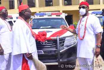 Ogwashi-Uku chief donates 10 Hilux vehicles to Delta Police, three Toyota Sienna to vigilance group - NIGERIAN TRIBUNE