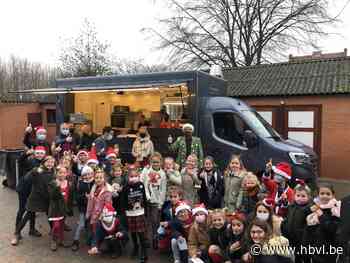 Directeur Johan trakteert leerlingen van De St@rtbaan op frieten - Het Belang van Limburg