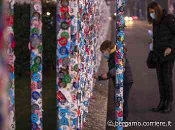 Dalmine, migliaia di bollini post vaccino sulla cancellata: un Ponte Milvio della salute - Corriere Bergamo - Corriere della Sera