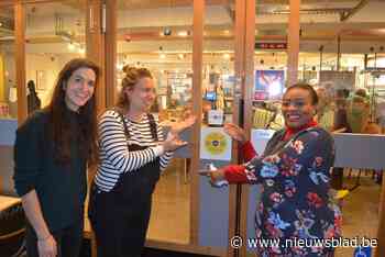 Met deze stickers weten vrouwen voortaan waar ze comfortabel borstvoeding kunnen geven: “Vrouwen mogen zich niet bekeken voelen op zo’n moment”