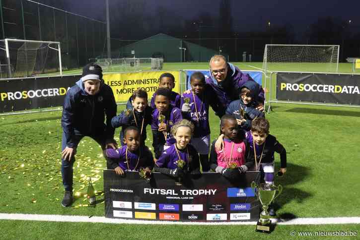 Zaalvoetbalclub Racing Reds zamelt 783 euro in voor Kom op tegen Kanker