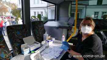 Plettenberg: Warum noch gegen das Coronavirus impfen lassen? Unterschiedliche Antworten am Impfbus - come-on.de