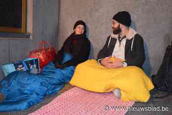 Veertigtal mensen brengt nacht op straat door om aandacht te vragen voor daklozen:“Kleingeld in een bakje gooien helpt niet”