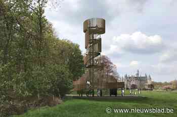 Vanop uitkijktoren turen naar kasteel en Oude Schelde - Het Nieuwsblad
