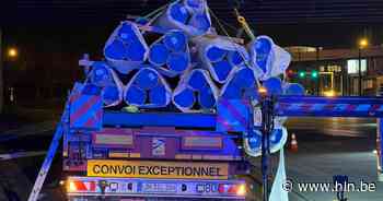 Vrachtwagen verliest buizen aan Sportpaleis; verkeer loopt vast in omgeving - Het Laatste Nieuws