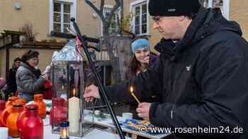 Ein heller Schein aus Bethlehem: Traditionelles Friedenslicht ist in Rosenheim angekommen