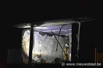 Flat brandt volledig uit na brandstichting bewoner