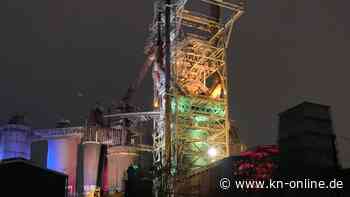 Bein in 45 Metern Höhe eingeklemmt: Mann steckt stundenlang auf Hochofen fest