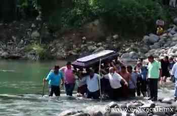 Pobladores de Misantla cruzan río con ataud al hombro por falta de puente | e-consulta.com 2021 - e-consulta Veracruz