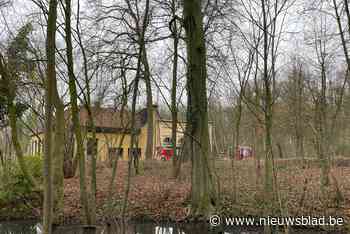 Brandweer blust afvalbrandje in bijgebouw kasteel Ertbrugge
