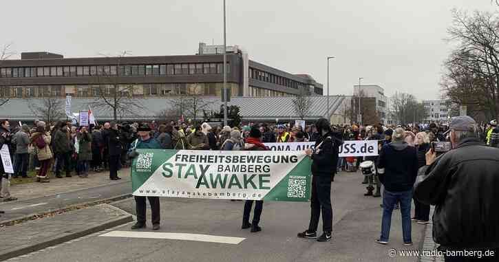 Corona-Demonstration und Gegendemo in Bamberg, bislang verläuft alles friedlich