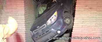 Laval: un véhicule termine sa course dans un escalier