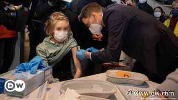 Coronavirus digest: German health officials urge new travel curbs - DW (English)