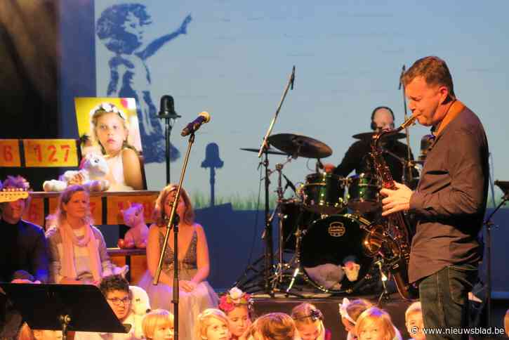 Met Loesje genietend op de eretribune: artiesten slopen muur van verdriet