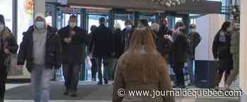 Les magasins bondés de clients à l’aube de Noël