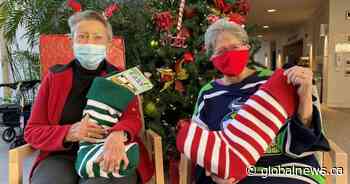Christmas surprise: Calgary Canucks help bring stockings for seniors - Global News