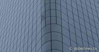 Downtown Calgary roads closed after glass falls from highrise - Globalnews.ca