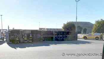 VIDEO | Camion si ribalta al casello di Pra’ - GenovaToday