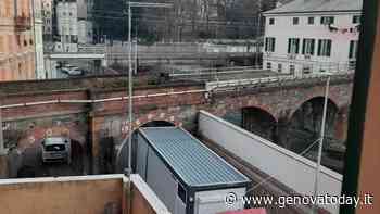 Tir incastrato in via Molinetto, transito bloccato per due ore - GenovaToday