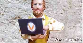 Vercelli, nel presepe la statuina di un imprenditore in smart working - Corriere della Sera