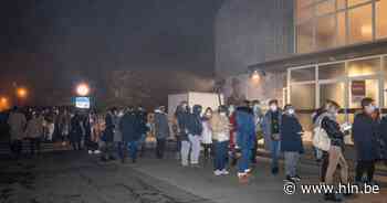 Massale toeloop op versnelde boosterprik voor leerkrachten in vaccinatiecentrum Dendermonde : “Lang aanschuiven, maar dankjewel aan de vrijwilligers die dit mogelijk maken” - Het Laatste Nieuws