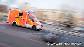 Betrunken und unter Drogen: Junger Mann (19) tritt und beißt in Krankenwagen nach Rettungssanitäter