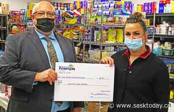Weyburn Tourism donates auction proceeds to Salvation Army - SaskToday.ca