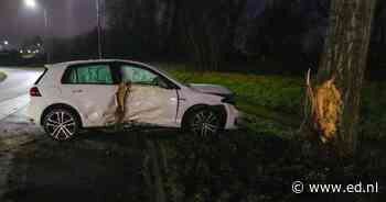 Auto rijdt lantaarnpaal en boom aan gort in Helmond - Eindhovens Dagblad