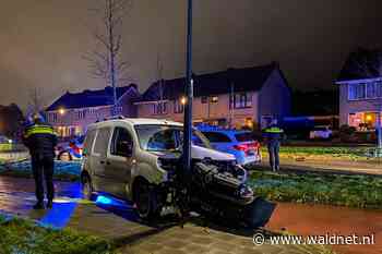 Bezorgauto ramt boom en lantaarnpaal in Drachten - WâldNet