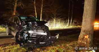 Automobilist botst tegen boom in Cromvoirt, auto zwaar beschadigd - BD.nl