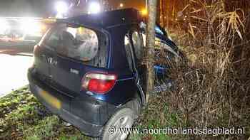 Auto crasht tegen boom in Zwaag, bijrijder gewond - Noordhollands Dagblad