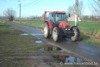 Strowagen raakt los van tractor en kantelt om