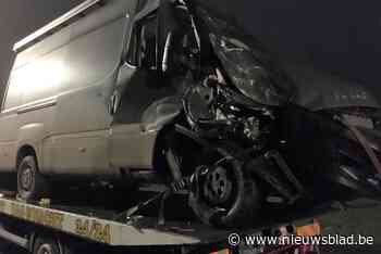 Bestelwagen rijdt in op bus: materiële schade is groot